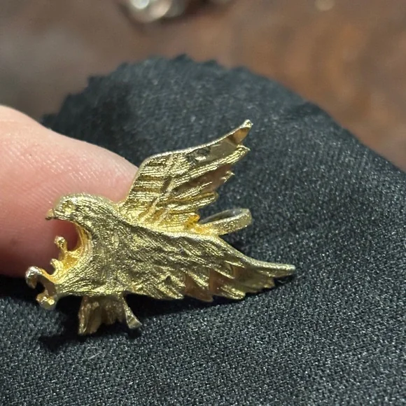 Vintage gold toned eagle pendant or necklace - Picture 5 of 6